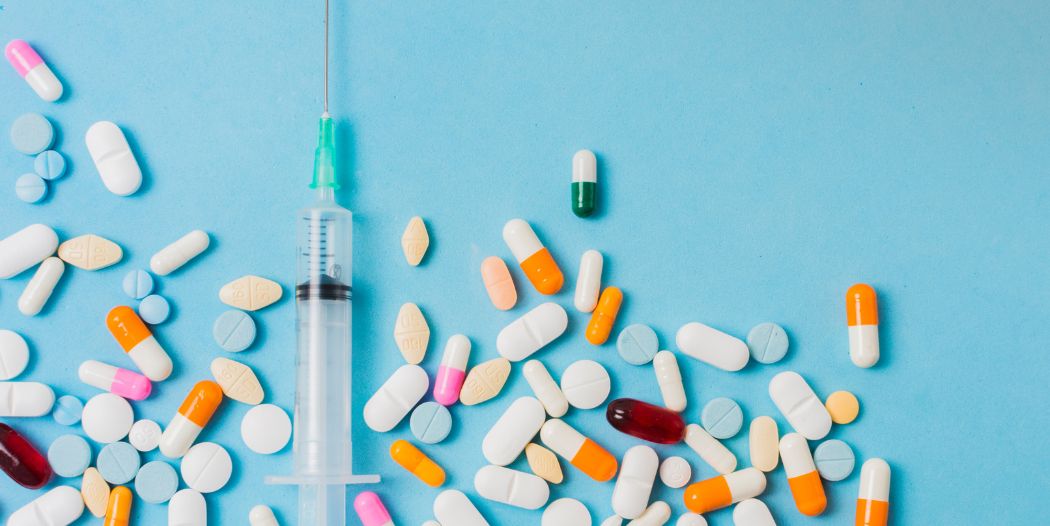 A comprehensive medical guide showing a Sildenafil tablet next to a professional dosage and safety chart.